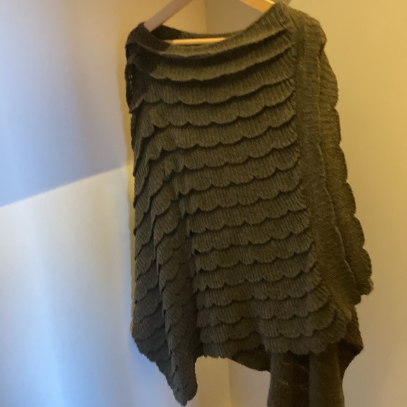 Brown knit poncho with scalloped overlay pattern - Picture 5 of 7